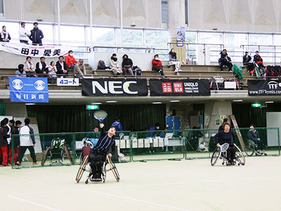 熱戦を繰り広げる選手